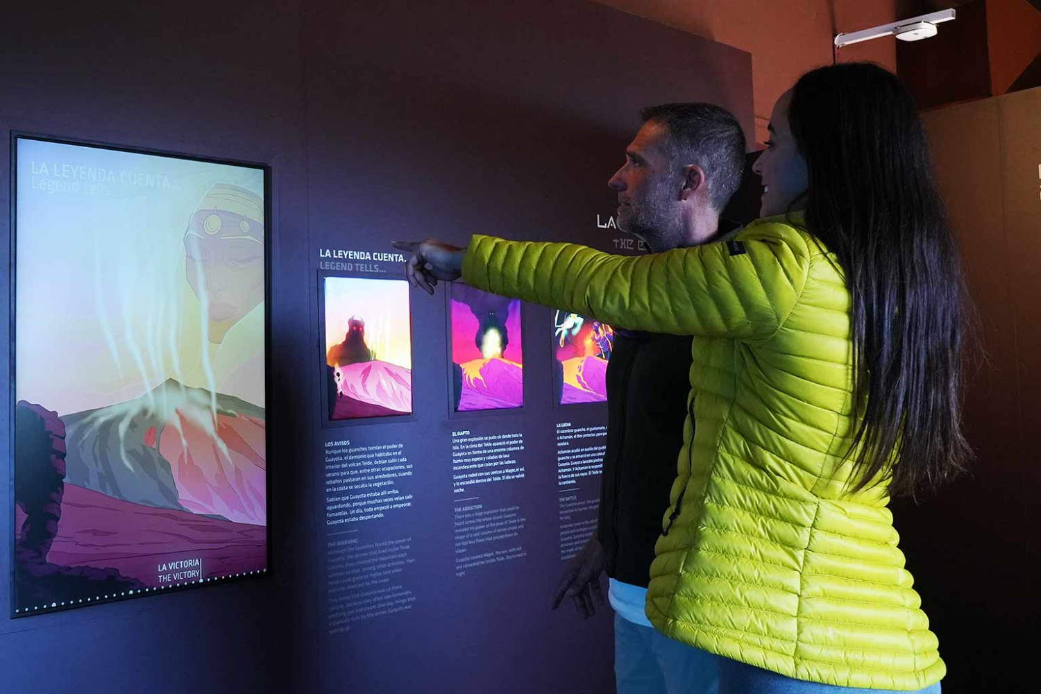 Couple lisant un panneau d’information sur l’exposition Teide Legend