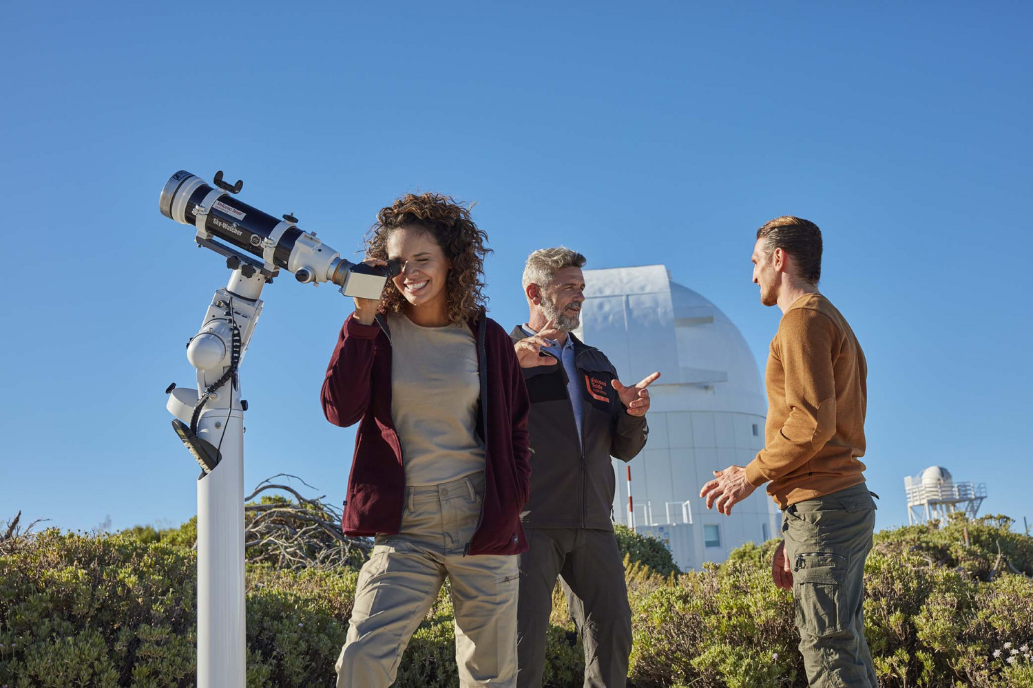Посетители смотрят на солнце в переносные солнечные телескопы
