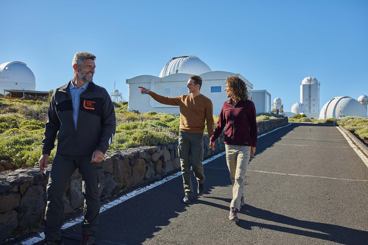 Zwiedzający na wycieczce z przewodnikiem po Obserwatorium na Teide