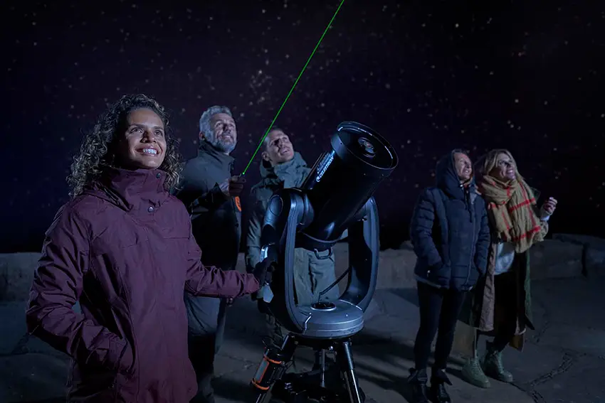 Besucher des Nationalparks genießen den Sternenhimmel auf dem Teide mit Teleskopen und Starlight-Guides